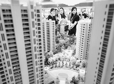 圖為近日，浙江杭州一家房產(chǎn)公司的兩位銷售人員一起向購(gòu)房者介紹樓盤。新華社記者 王定昶攝