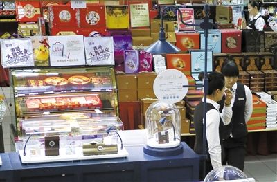 昨日，北京賽特購物中心，擺放出售的月餅禮盒，上千元的品種僅5種。新京報記者 王叔坤 攝