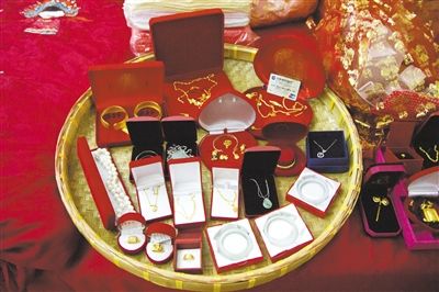 10月1日，王小姐在廣東汕頭舉行婚禮，她的彩禮包括3個(gè)玉鐲、多個(gè)金戒指及一張銀行卡。新京報(bào)記者 吳振