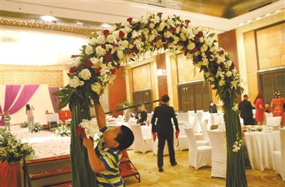 10月5日，北京萬(wàn)達(dá)索菲特酒店，婚宴剛剛結(jié)束。新人介紹，一場(chǎng)婚宴花掉父母20萬(wàn)元。新京報(bào)記者 尹亞飛