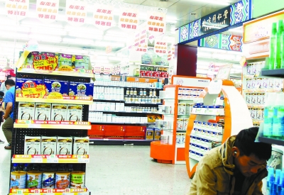 　　西安一些藥店本月起也開(kāi)始試點(diǎn)賣奶粉