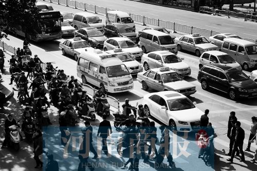 紫荊山路與商城路交叉口，見(jiàn)無(wú)車(chē)讓行，一輛救護(hù)車(chē)只好選擇右轉(zhuǎn)車(chē)道直行 記者 邱曉峰/攝