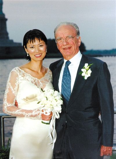 1999年6月，68歲的默多克與30歲的鄧文迪結(jié)婚。