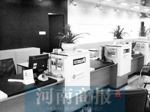 銀行工作人員離開。河南商報實習生 王杰/攝