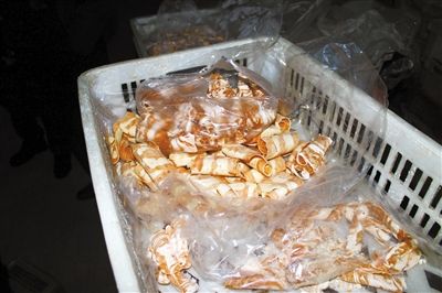 原料加工成“牛肉”產(chǎn)品批發(fā)價20多元一斤，加工成“羊肉卷”批發(fā)價為10元一斤。