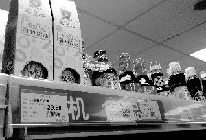 永旺超市里，兒童醬油價格不菲且品種繁多，但買的顧客較少。信息時報記者 郭柯堂 攝
