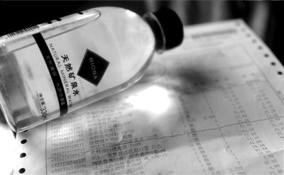 長綠苔的礦泉水和超市購物清單。 京華時報記者 王苡萱 攝