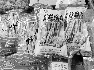 內(nèi)黃腐竹含吊白塊被曝光后，市場上內(nèi)黃產(chǎn)腐竹難覓蹤跡。攤主所售產(chǎn)品大多出自河南許昌和河北保定