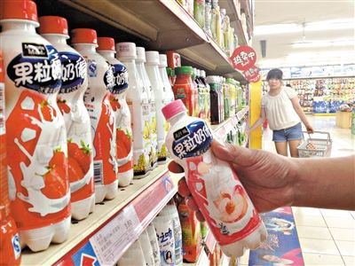 昨日，勁松京客隆超市貨架上，可口可樂果粒奶優(yōu)仍在售?？煽诳蓸饭咀蛉瞻l(fā)表聲明稱，已使用25公斤可能受到肉毒桿菌污染的乳粉，用于生產(chǎn)個(gè)別批次的美汁源果粒奶優(yōu)。新京報(bào)記者 韓萌 攝