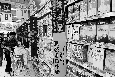 在通州某超市，進(jìn)口奶粉、純牛奶打出“原裝進(jìn)口”的招牌吸引消費(fèi)者購(gòu)買 攝/法制晚報(bào)記者 黑克