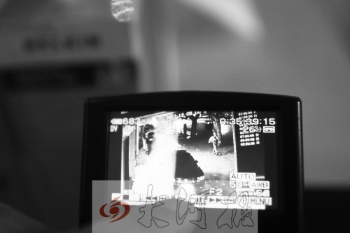 人民路上的這家商店,夜間疑被一男子隔著門(mén)縫用長(zhǎng)竿偷走一臺(tái)蘋(píng)果ipad air。