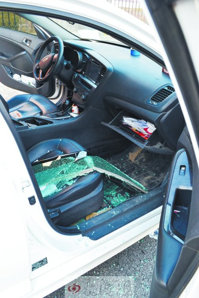 車玻璃被砸碎，車內(nèi)被翻動(dòng)。