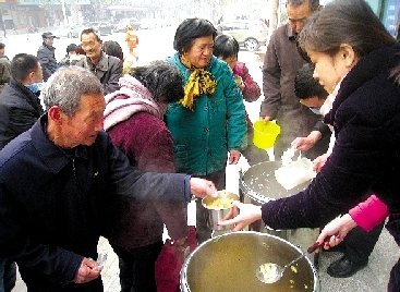 排隊領(lǐng)取熱騰騰的免費(fèi)午餐