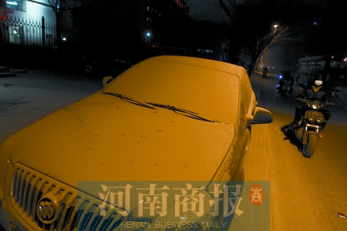 拆遷現(xiàn)場，途經(jīng)的汽車遭了殃，落了厚厚一層灰