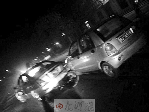 撞上出租車QQ才停下，兩車間還夾著一輛自行車。