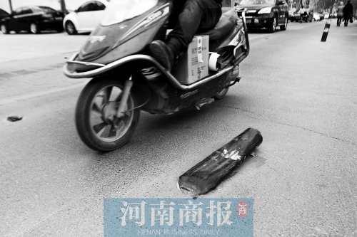 金水路上，一根路樁被撞倒