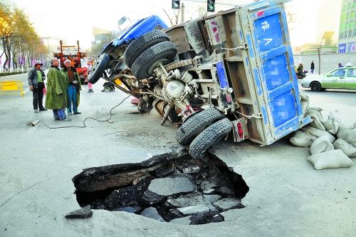 出事的卡車上，拉了十幾噸的水泥市民供圖