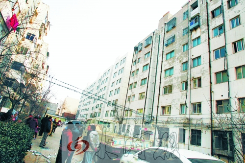 鄭州市瑞達(dá)路啟明村小區(qū)一戶居民家中（紅圈標(biāo)示處），天然氣發(fā)生爆炸。
