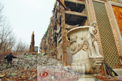 城東路下穿隧道動工，建筑垃圾占據(jù)了人行道。