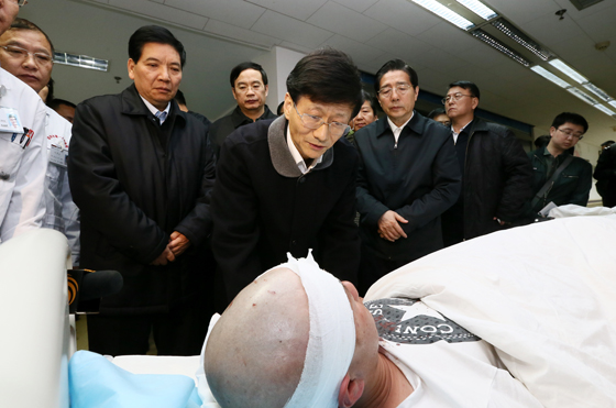 中共中央政治局委員、中央政法委書記孟建柱率工作組2日晨5時30分抵達(dá)昆明。一下飛機(jī),孟建柱就立即趕往