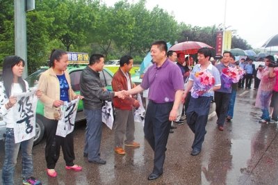 專(zhuān)案組押解嫌疑人回洛，的哥的姐自發(fā)前來(lái)迎接。