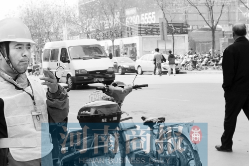  燃?xì)庑孤?消防員演習(xí)變實(shí)戰(zhàn)。而幾米外,有工作人員在抽煙