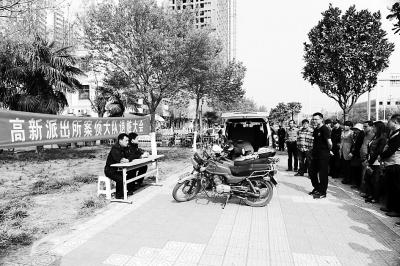 退贓大會(huì)上，石獅子物歸原主