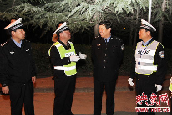 該支隊支隊長石軍(左二)、政委周西漢（左一）在向省總隊督導組匯報整治酒駕時的情景。