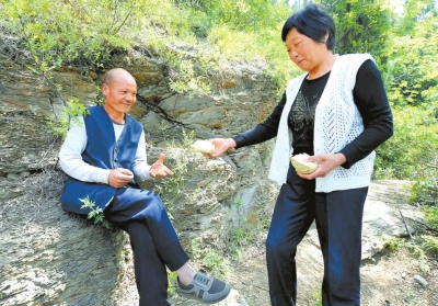 5月5日，馬英為上山放牛的劉五送干糧。