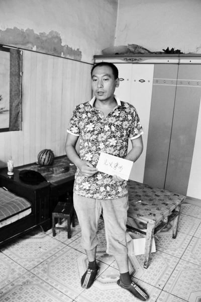 采建新拿的信封里，是南京警方送來的獎金。