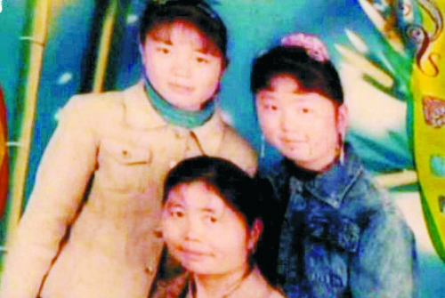 兩個(gè)女兒已長大成人,妻子也已歸來,這個(gè)分離12年的家庭,離幸福越來越近(翻拍)。
