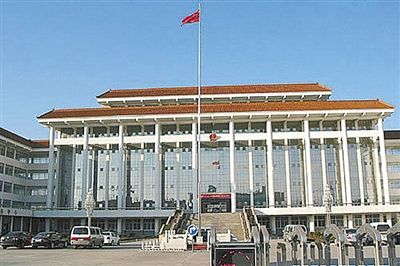 濮陽縣違規(guī)、超標(biāo)修建的縣委、縣政府辦公樓。新華社發(fā)發(fā)布