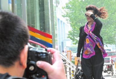 7月22日李某某輪奸案庭前會議，夢鴿擋臉小跑進(jìn)法院。資料圖片京華時報記者蒲東峰攝