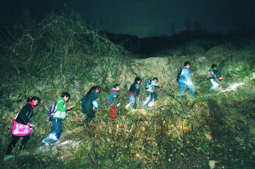 在一些山區(qū),因?yàn)閷W(xué)校太遠(yuǎn),孩子們天不亮就得打著手電出發(fā)。L CFP供圖