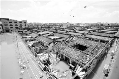 19日，廣東汕頭潮陽區(qū)和平鎮(zhèn)出現(xiàn)水浸現(xiàn)象。連日來，廣東省汕頭市潮陽區(qū)、潮南區(qū)普降暴雨。新華社發(fā)