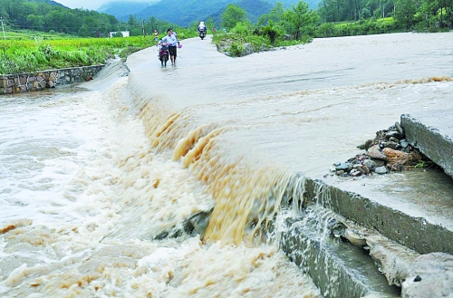 短時(shí)強(qiáng)降雨攜帶泥土、沙石、樹木等造成災(zāi)害