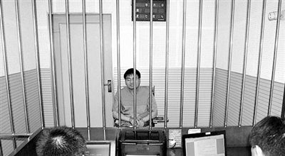 警方審訊犯罪嫌疑人“秦火火”。