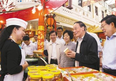 9月6日，王岐山在天津南市食品街調(diào)研，在月餅柜臺前，詢問中央關于中秋國慶嚴禁公款送禮的規(guī)定發(fā)布后的銷售情況。新華社記者 李學仁 攝