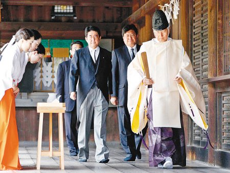 2011年8月15日安倍晉三等人參拜靖國神社。