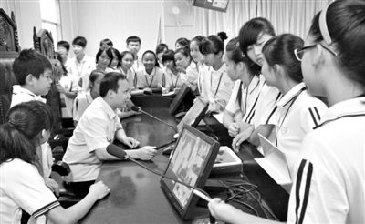 2013年5月30日，結(jié)合當(dāng)前國內(nèi)民眾普遍關(guān)注的“校長開房”、“強奸猥褻”等事件，廣西上思縣人民法院邀請中小學(xué)生到法院觀摩案件的庭審，提高他們的守法、維權(quán)意識。圖/IC