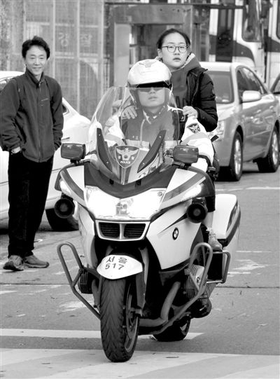 7日，首爾，警察將一名考生送抵考場。新華社發(fā)