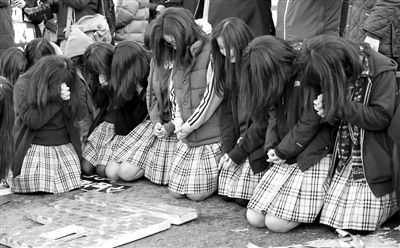 7日，韓國首爾，韓國高考舉行前，學(xué)子們跪地祈禱，希望能考個好成績。