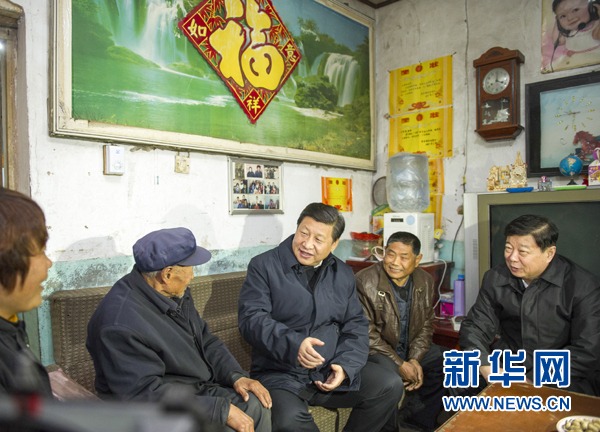 25日下午，習(xí)近平在地處沂蒙老區(qū)的臨沭縣曹莊鎮(zhèn)朱村看望83歲的“老支前”王克昌。