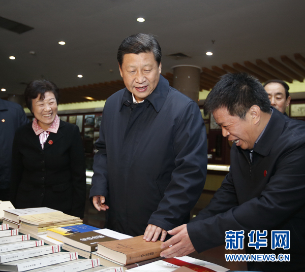 26日上午，習(xí)近平在孔子研究院參觀考察。新華社記者鞠鵬 攝