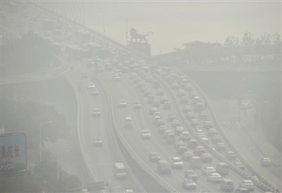 昨日，南昌市八一大橋被霧霾籠罩。 新華社發(fā)
