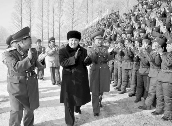 24日，金正恩視察前線部隊。
