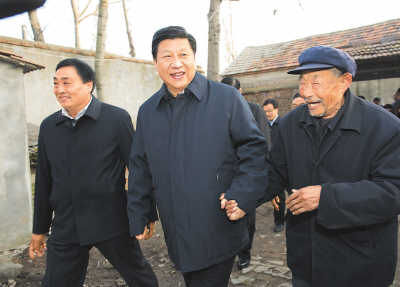 11月25日，習(xí)近平在地處沂蒙老區(qū)的臨沭縣曹莊鎮(zhèn)朱村，親切地拉著83歲的“老支前”王克昌的手。