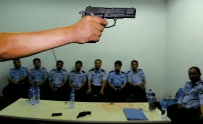 在一堂槍械教學課上，教官向參訓民警們講解警用手槍的特點和正確握姿。記者 董世彪 攝