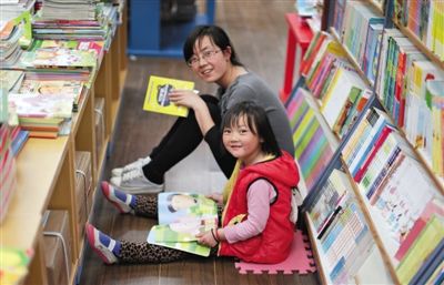 昨晚10時，來京探親的山東的李女士帶著5歲的女兒琪琪在三聯(lián)書店讀書。4月18日晚開始，三聯(lián)韜奮書店正