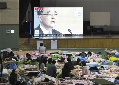 27日，韓國珍島，“歲月”號客輪乘客家屬在體育館觀看總理鄭烘原辭職新聞。當(dāng)日，鄭烘原召開緊急發(fā)布會，表示對韓國“歲月”號沉船事件負責(zé)，宣布引咎辭職。